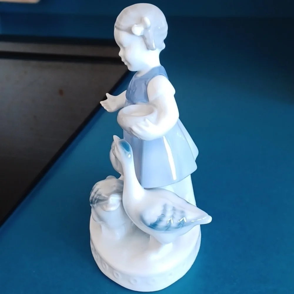 Gerold Vintage Girl Feeding Geese, perfect condition